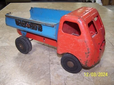 Camión de volteo triángulo de acero prensado vintage Foto 1 de 3