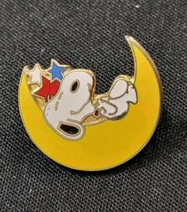 Vintage Snoopy Peanuts Emaille Pin datiert 1958 Snoopy auf Mond Aviva - Bild 1 von 3