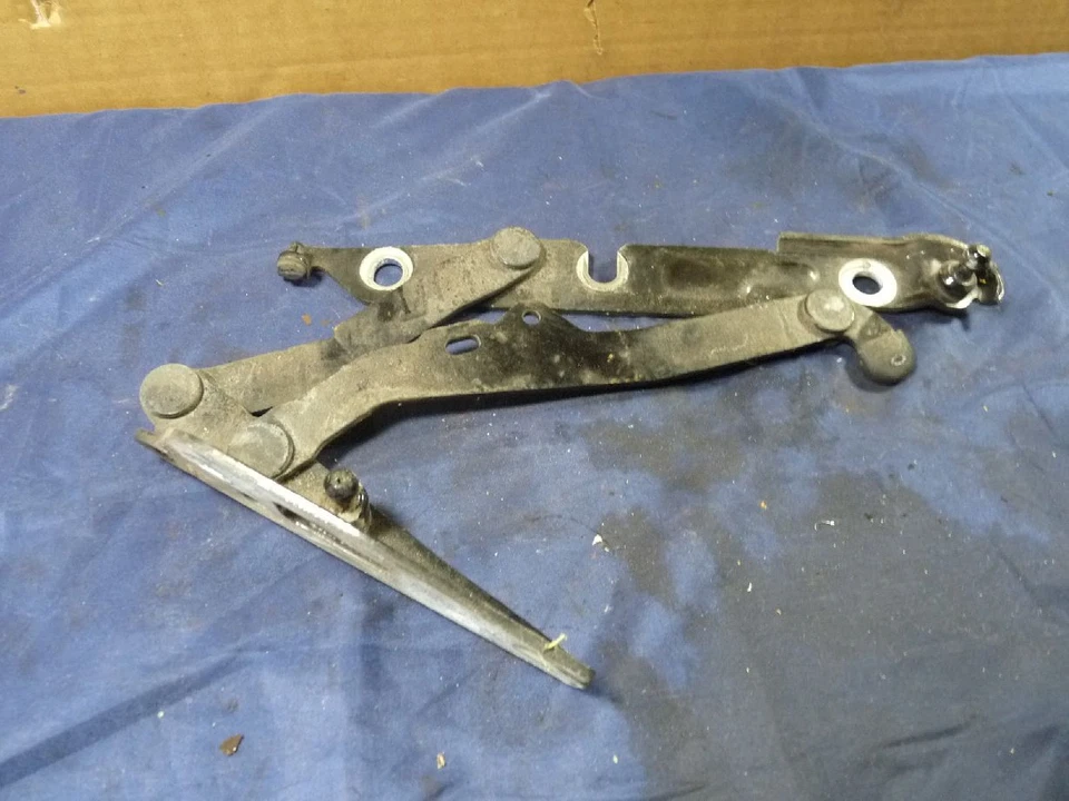 Bisagra del portón trasero AUDI A6 4F 2,7 TDI V6 año 2006 l. 4F5827301D / 4F5 827 301 D Foto 1 de 1