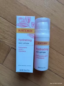 Burt's Bees Lozione Giorno Idratante Acido Ialuronico Squalano 1,8 Oz Cura Viso LEGGI - Foto 1 di 5