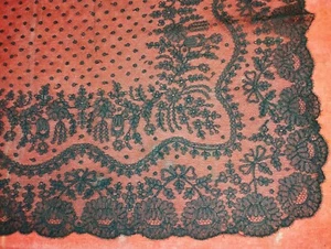 ANTIKES TUCH MANTILLA 110X106. HANDBESTICKT AUF TÜLL. SPANIEN. 19TH-20TH - Bild 1 von 1