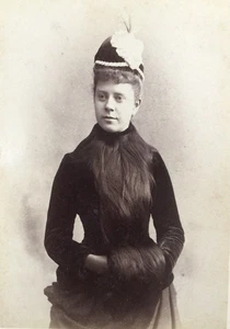 1880’s YOUNG LADY ELEGANT HAIRY MUFF COLLAR In Black PHOTO CARD PHOTO SALEM MASS - Bild 1 von 3