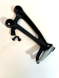 2025 Yamaha MT-07 Motorcycle Rear Right Passenger OEM Footrest - Bild 1 von 3