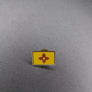 New Mexico fast neuwertig Flagge Revers Mütze Jacke Pin - Bild 1 von 2