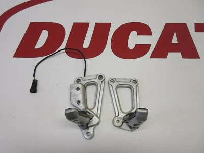 DUCATI RIDER FOOTREST HANGERS BRACKET SUPERSPORT 600 750 900 82410101B 82410111A - Imagem 1 de 4