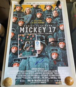 Mickey 17 Poster, S/N mit COA, 8 Cast und Crew - Bild 1 von 14
