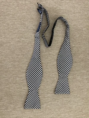 Pajarita de seda pata de gallo Beau Corbatas patrón negro y plateado ajustable usada Foto 1 de 4