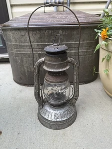 Dietz n. 2 grandi lanterne ferroviarie Fonte D-Lite New York USA originale globo fattoria - Foto 1 di 23