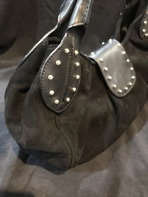 Bolso de hombro Bruno Magli Boho gamuza tachonado cuero negro. Foto 1 de 4