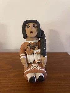 Geschichtenerzähler Indianer Jemez Pueblo Keramik mit 2 Kindern von Julie Loretto - Bild 1 von 13