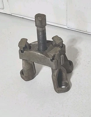 VINTAGE 3 JAW HUB PULLER  TOOLS Unknown Brand Heavy Duty Tool.  - Image 1 of 4