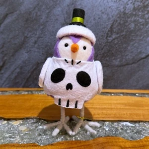 Target Hyde & EEEK! ZÓCALO 2022 Featherly Friends Halloween Calavera Tela Pájaro - Imagen 1 de 5