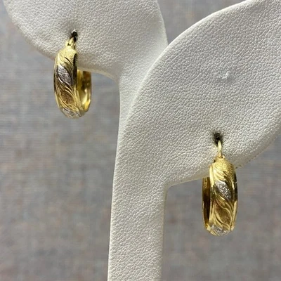 Pendientes tipo argolla Huggie pequeños clásicos de oro amarillo de 14k con diseño texturizado con corte de diamante Foto 1 de 4