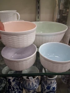 22 Wedgwood Nantucket Bone China Tassen Untertassen Schalen weiß mit Farbe Interieur  - Bild 1 von 6