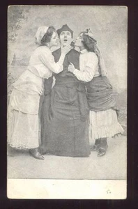 POSTAL Man Being Kissed by Two Pretty Ladies DE COLECCIÓN sin usar - Imagen 1 de 1