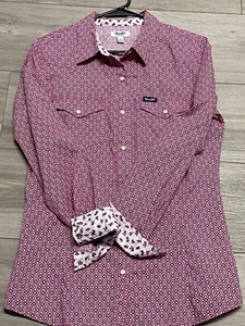 Wrangler Women’s Medium Shirt Pearl Snap Retro Ranch Rodeo Pink /Red Western - Picture 1 of 10