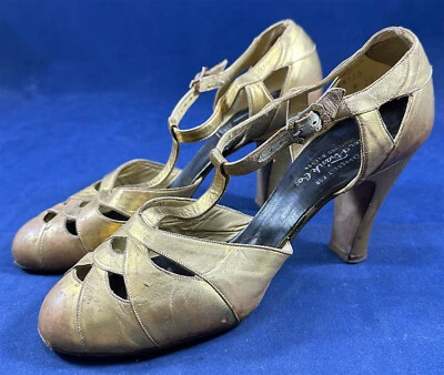 Zapatos de salón vintage jóvenes oregonianos Meier & Frank años 30 cuero dorado correa en T Foto 1 de 4
