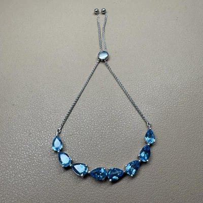 Brazalete de cadena Bolo de topacio azul creado en laboratorio corte pera de 7 quilates enchapado en oro blanco de 14 quilates Foto 1 de 4