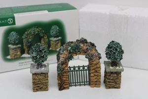 Postes de esquina de piedra Department 56 Village con acebo y arco de piedra - Imagen 1 de 6