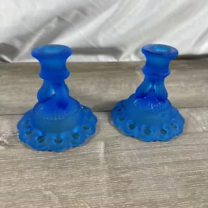 Candelabros Westmorland de encaje abierto dórico de vidrio satinado azul - Imagen 1 de 11