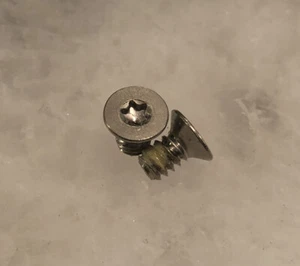 Viti Torx Pivot per coltelli Spyderco Shaman C229GP C229GPBK set di 2 pezzi - Foto 1 di 4