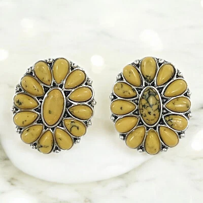 Brincos de pedra Howlite flor de abóbora, pedra pequena aglomerada de flores - Imagem 1 de 4