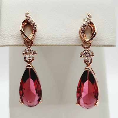 Pendientes colgantes modernos de vidrio facetado rosa con estrás de cristal Foto 1 de 4