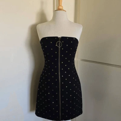 Vestido ceñido al cuerpo negro elástico de mezclilla con tachuelas cremallera frontal St de colección Betsey Johnson para mujer Foto 1 de 4