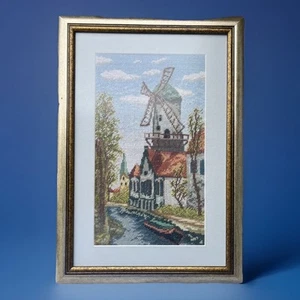 Fertiger Kreuzstich Windmühle Häuser See Vintage mattiert gerahmt mit Glas 10,7 x 15,5 Zoll - Bild 1 von 10