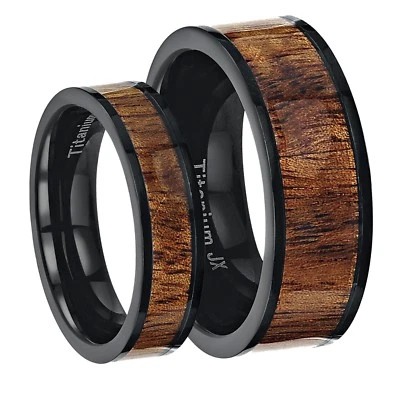 Anillo de boda His & Hers negro titanio banda con incrustación de madera de koa 6 y 8 mm Foto 1 de 4