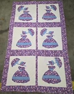 Charming  Child’s Small Lady w/bonnets Handmade Embroidered Quilt 41”x64"- 2002 - Picture 1 of 4