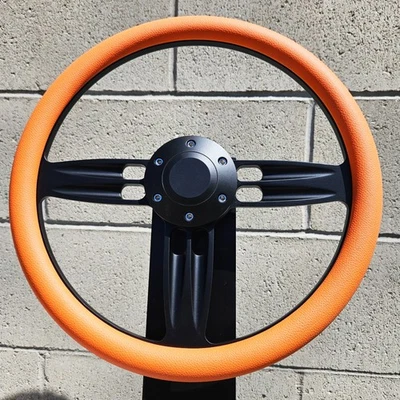 Volante negro mate de 14" con media envoltura de vinilo naranja y botón de bocina lisa Foto 1 de 4