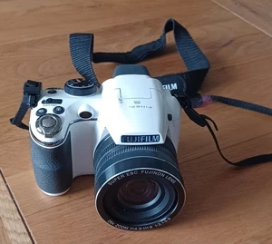 Fuji Finepix S Series S4300 14.0mp Digital Camera 26x Mega Zoom in white + Case - Picture 1 of 3