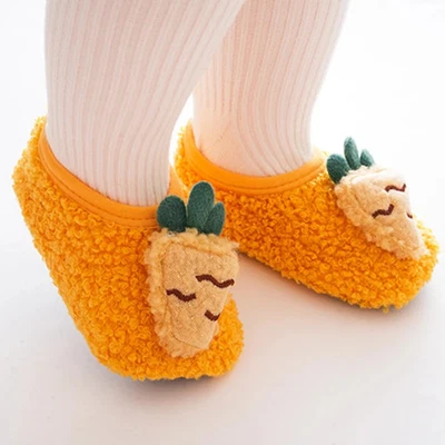 Calcetines de piso de invierno para bebé parte inferior suave antideslizantes recién nacido aprender zapatos para caminar Foto 1 de 4