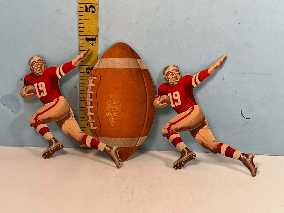 Camiseta y fútbol vintage de cartón con recortes de jugador de fútbol rojo Foto 1 de 4