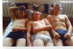 REIMPRESIÓN AÑOS 2000 Sin camisa Guapo Joven Gay Soldados Rusos Foto de Colección - Imagen 1 de 1
