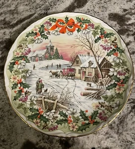 Royal Albert Bone China The Coaching Inn At Christmas Plate Unboxed Collectable - Picture 1 of 4