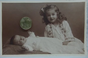 Foto kleines Mädchen lockige Haare mit Baby 20er Jahre Atelier Elberfeld - Bild 1 von 2