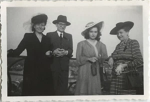 PHOTO ANCIENNE - VINTAGE SNAPSHOT - FEMME GROUPE CHAPEAU MODE ST GERMAIN EN LAYE - Bild 1 von 1