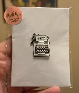 Taylor Swift TTPD Pin Emaille Anstecker, The Tortured Ports Department Pin Taylor Pin - Bild 1 von 1