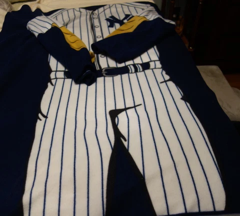 New York Yankees Comfy Throw Blanket With Sleeves Adult Size Cover