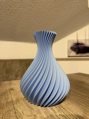 Neu & Handgemacht! 3D-Druck Vase im Twisted Spiral Design – Hellblau - Bild 1 von 4