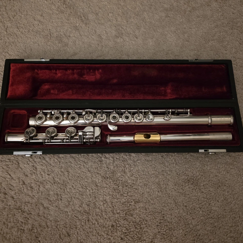 Flauta plateada Yamaha YFL 581 .925 labio chapado en oro profesional pie B agujero abierto Foto 1 de 4