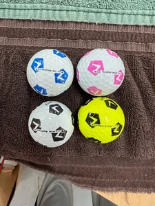 LOGO PELOTA DE GOLF - (4) LOGOTIPOS RAROS CALLAWAY TRUVIS CHEVRON... ¡OBTÉN LOS 4 AHORA!!…COMO NUEVO - Imagen 1 de 4