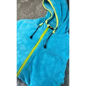 Chaqueta con Capucha Killtec Technical Teal Cremallera Completa Patrón Floral Borde Amarillo Neón - Imagen 1 de 9