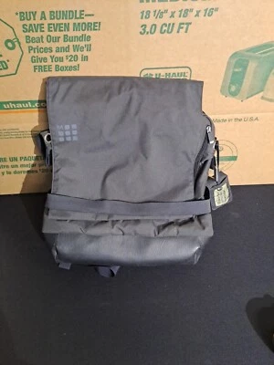 Mochila de hombro Moleskine Sling negra para computadora portátil Foto 1 de 4