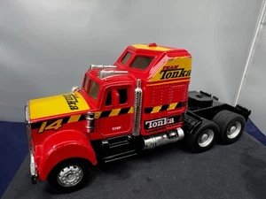 Camión de transporte Tonka Maisto 2001 8x2 - rojo 5,5” largo Kenworth fundido a presión de colección - Imagen 1 de 8