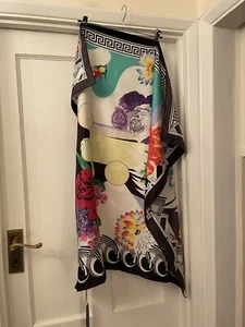 Nueva bufanda cuadrada de lujo Versace 100 % seda multicolor floral y diseño de logotipo - Imagen 1 de 12