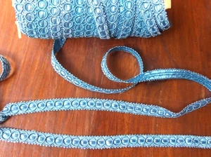 GALON TISSE MOTIFS EN RELIEF BLEU VENDU PAR 2 METRES - Picture 1 of 1