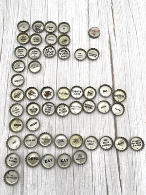 Lote de 50 tapas de botellas de refresco vintage de juego de palabras de Coca-Cola retro coleccionables arte POP Foto 1 de 4